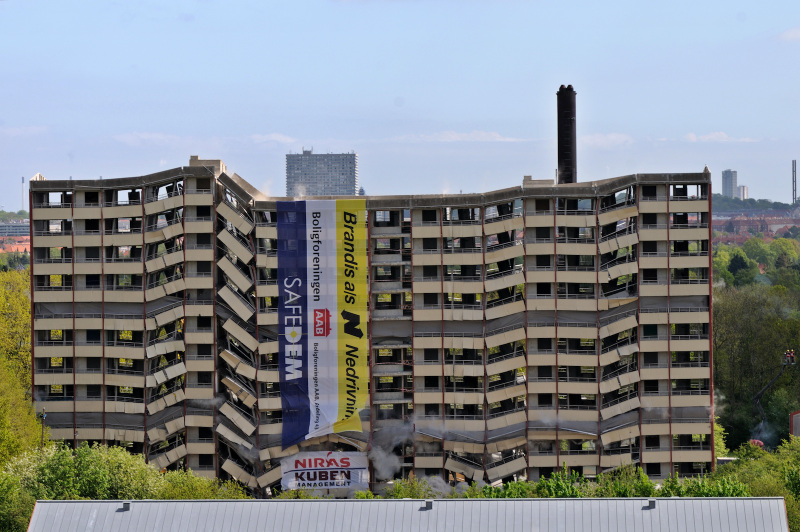 Illustration for article titled The Joy Of Watching Huge Buildings Implode